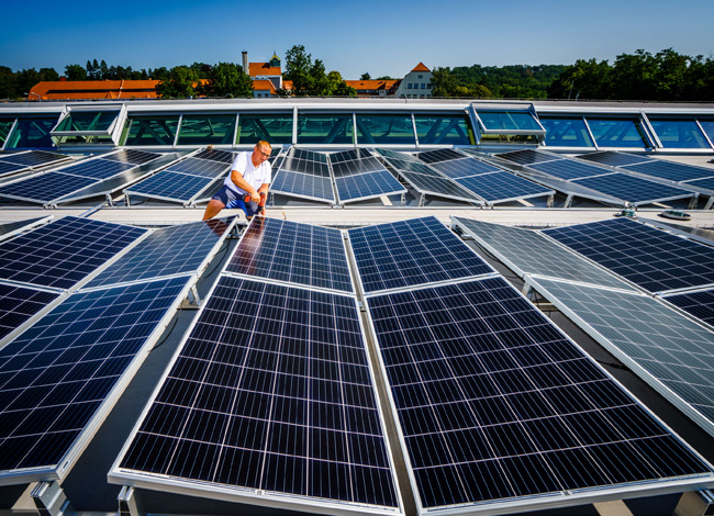 Monteur auf einem Solardach